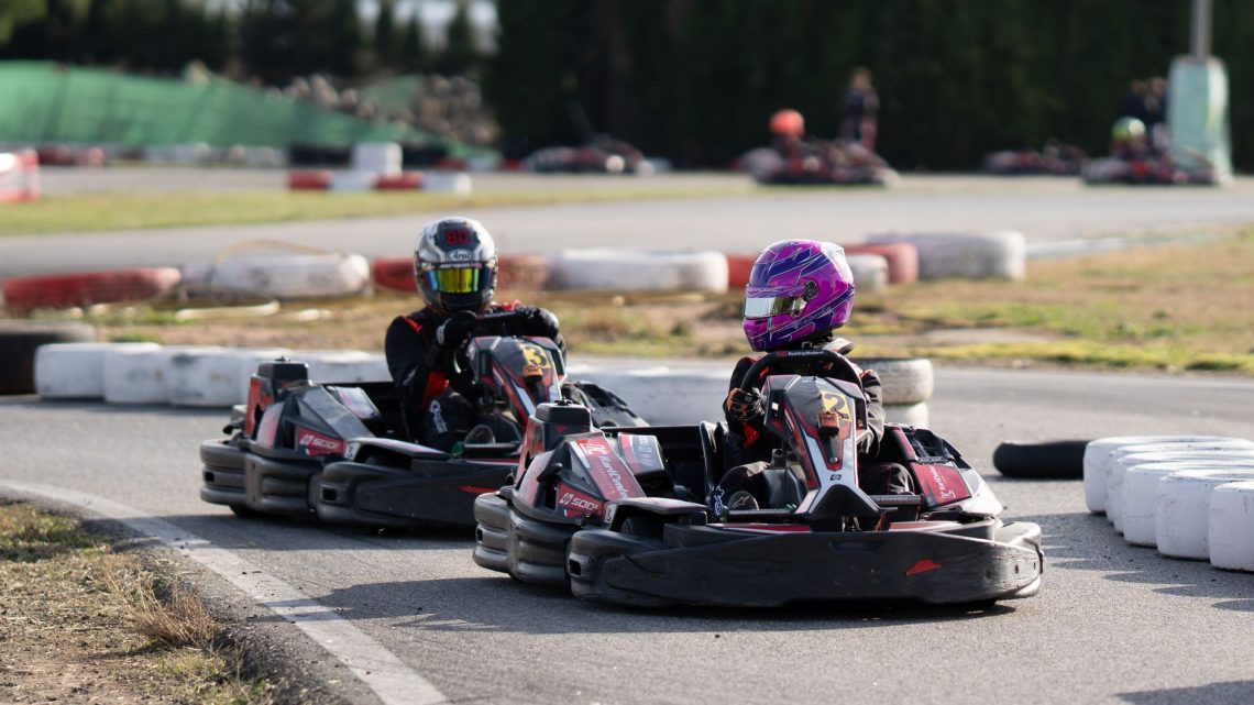 Emmener son chien sur un circuit de karting : ce qu’il faut vraiment anticiper