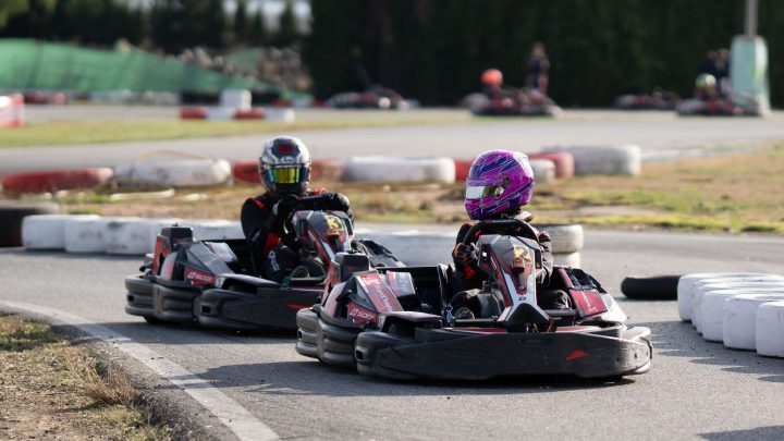 Emmener son chien sur un circuit de karting : ce qu’il faut vraiment anticiper